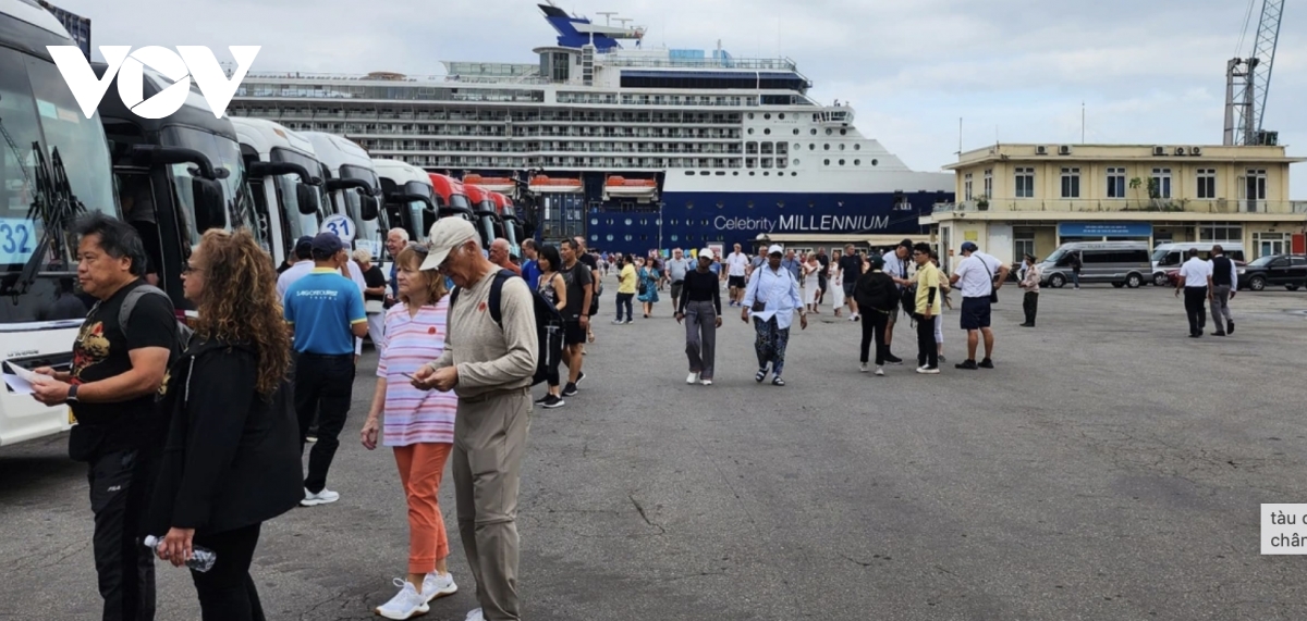 Luxury cruise ship brings over 3,000 tourists to Thua Thien Hue